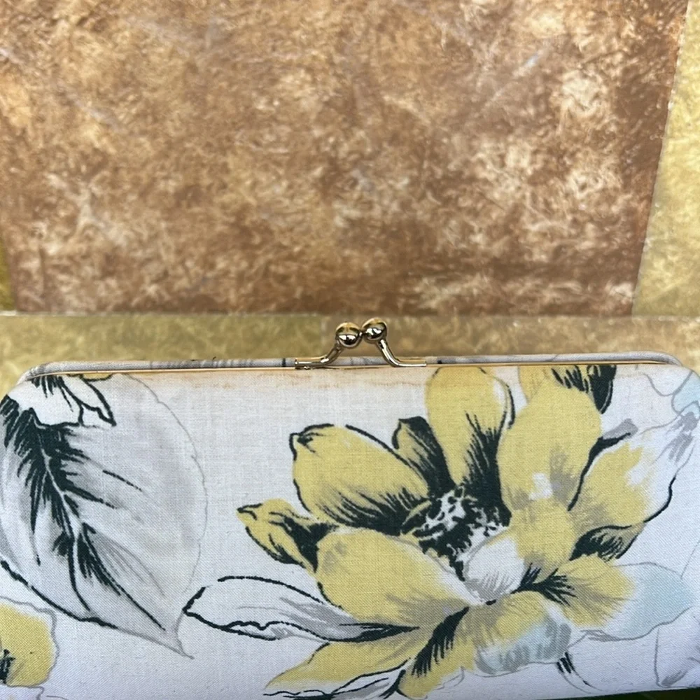 Floral Artistic Hard-Bodied Rectangular Women’s Kiss-Lock Daytime/Evening Clutch